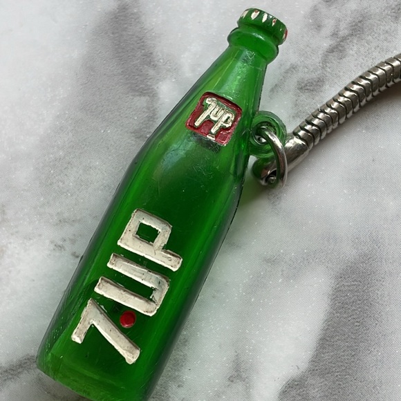 Vintage 7UP soda bottle keychain - Picture 2 of 6